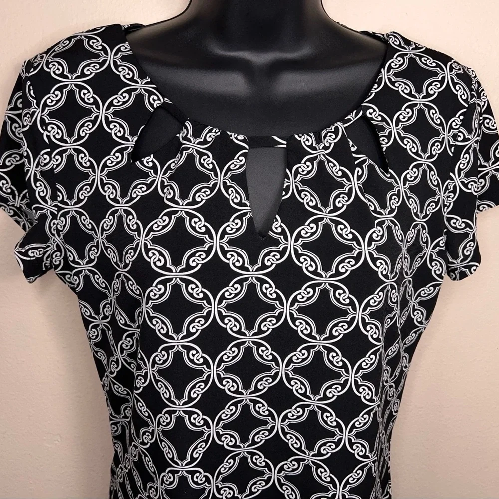 XS White House Black Market Short Sleeve Blouse Stretch Geometric Print